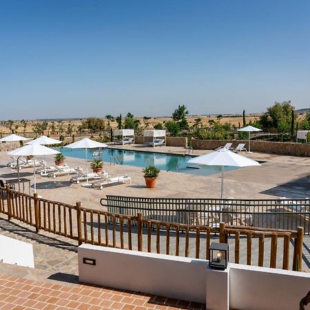Hospes Palacio De Arenales & Spa Caces Exterior foto The swimming pool at the hotel