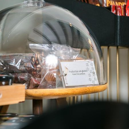 Hospes Palacio De Arenales & Spa Caces Exterior foto A chocolate display at a coffee shop