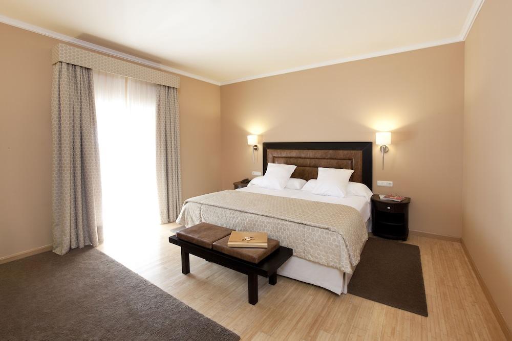 Hospes Palacio De Arenales & Spa Caces Exterior foto A bedroom