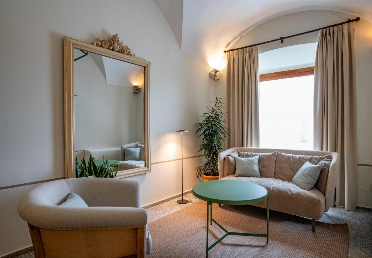 Hospes Palacio De Arenales & Spa Caces Exterior foto A room at the hotel