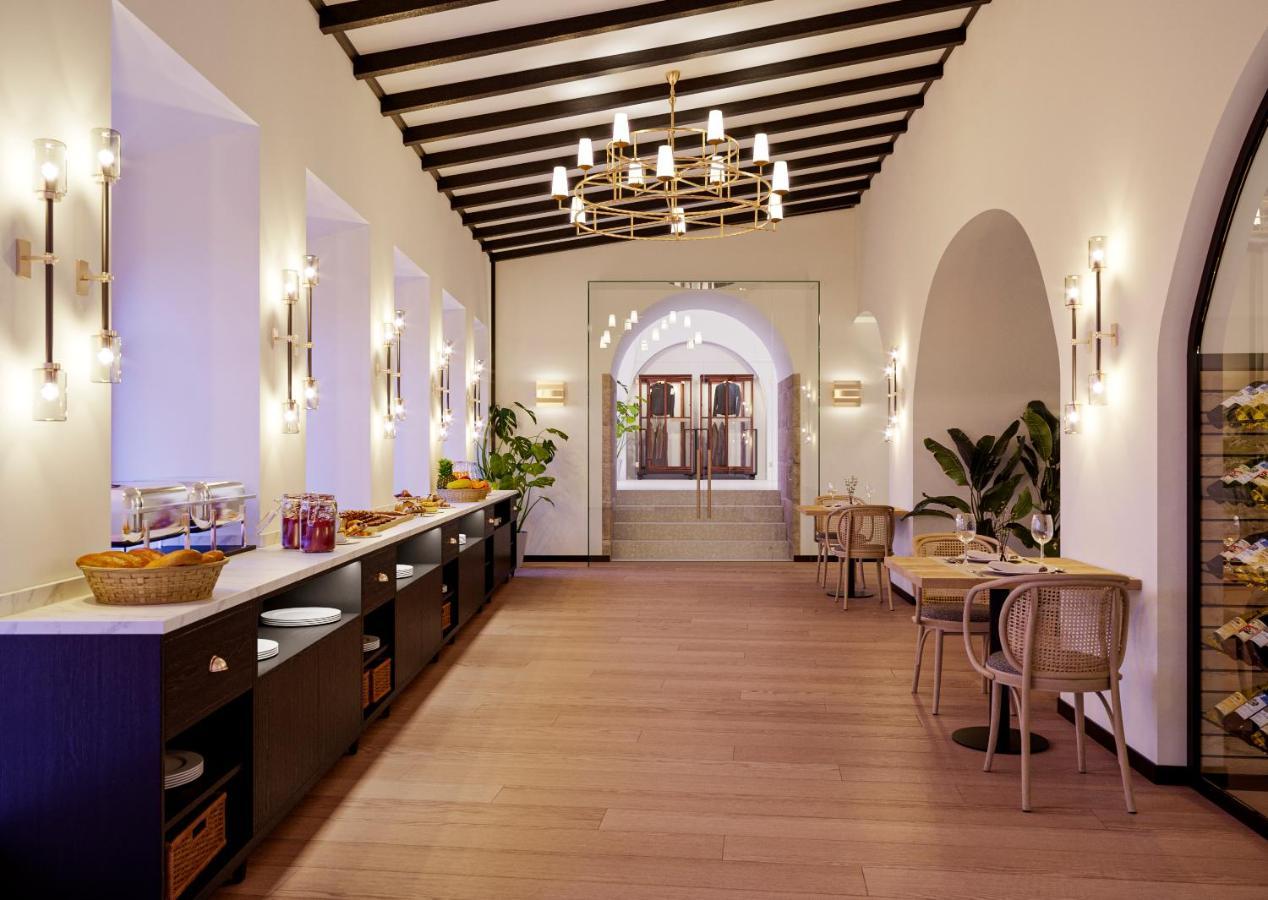Hospes Palacio De Arenales & Spa Caces Exterior foto The interior of the lounge