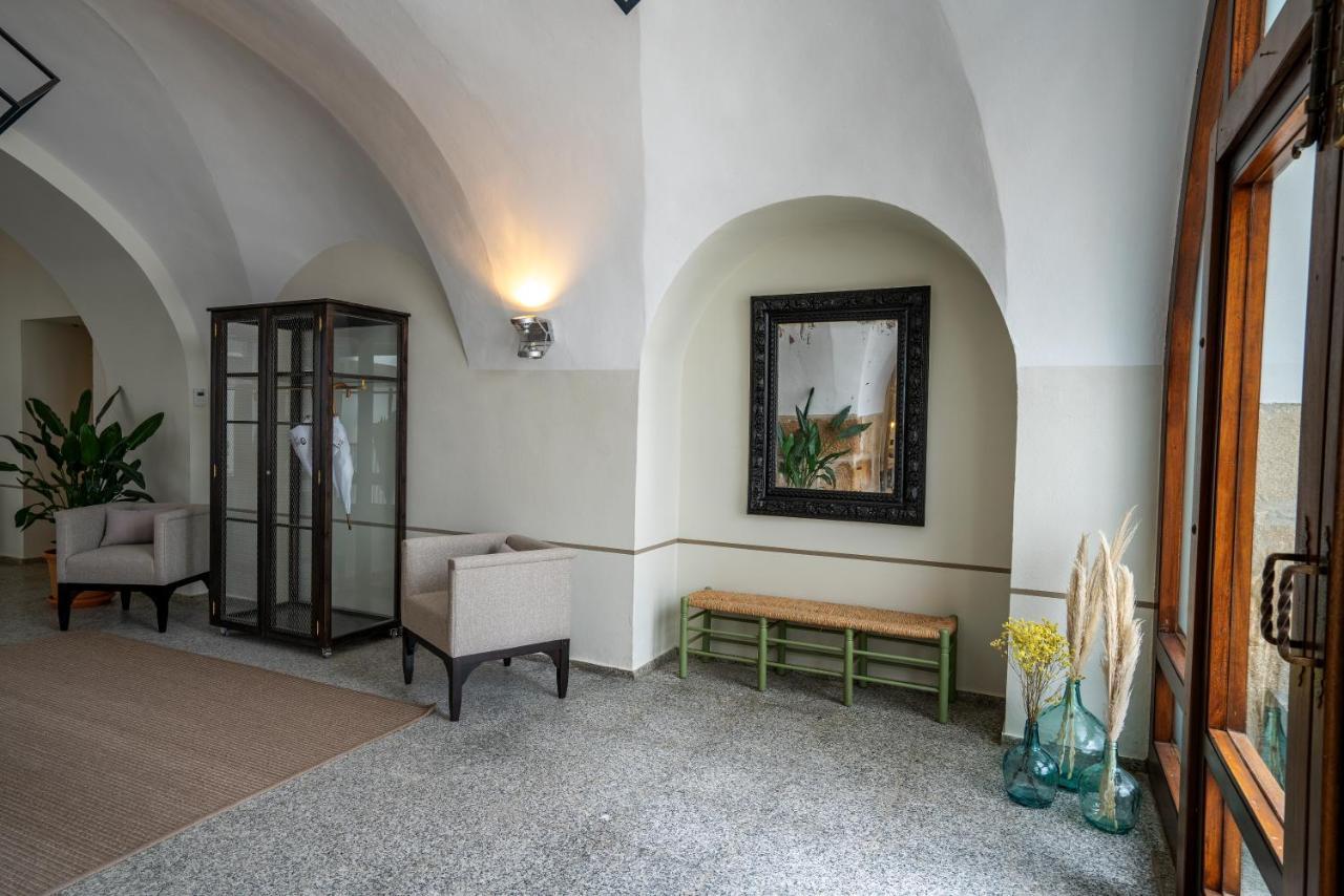 Hospes Palacio De Arenales & Spa Caces Exterior foto Interior of the hotel