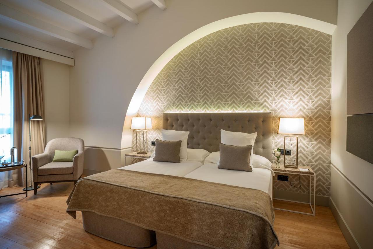 Hospes Palacio De Arenales & Spa Caces Exterior foto A room at the hotel