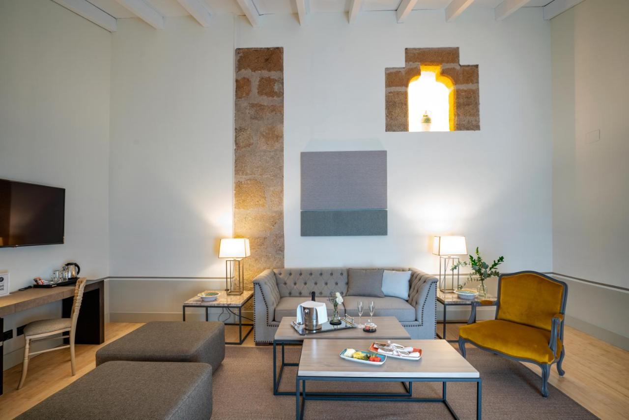 Hospes Palacio De Arenales & Spa Caces Exterior foto A suite at the hotel