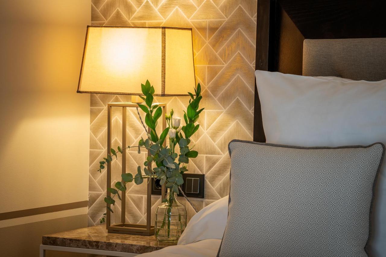 Hospes Palacio De Arenales & Spa Caces Exterior foto A table lamp