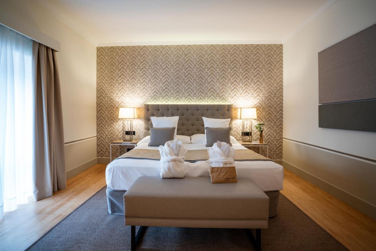 Hospes Palacio De Arenales & Spa Caces Exterior foto A room at the hotel