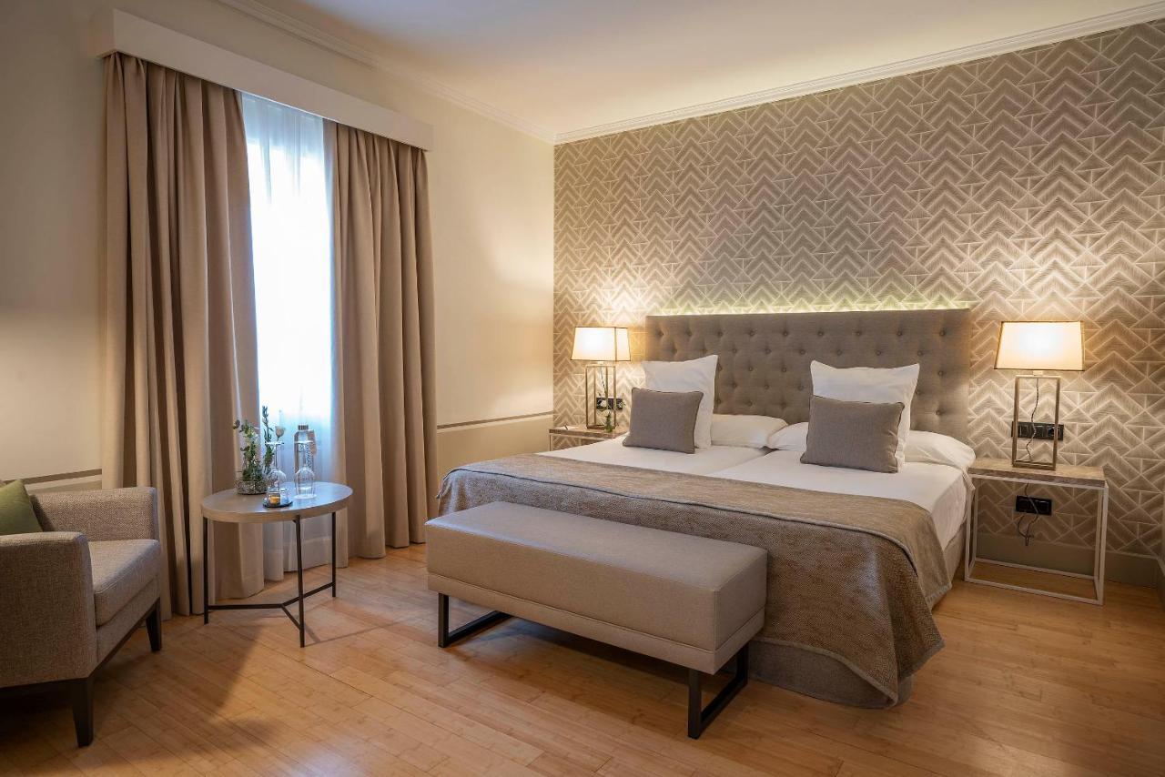 Hospes Palacio De Arenales & Spa Caces Exterior foto Deluxe room