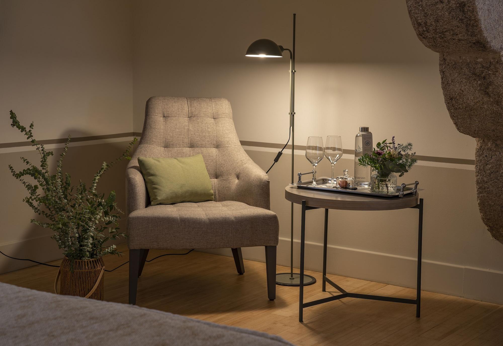 Hospes Palacio De Arenales & Spa Caces Exterior foto A floor lamp
