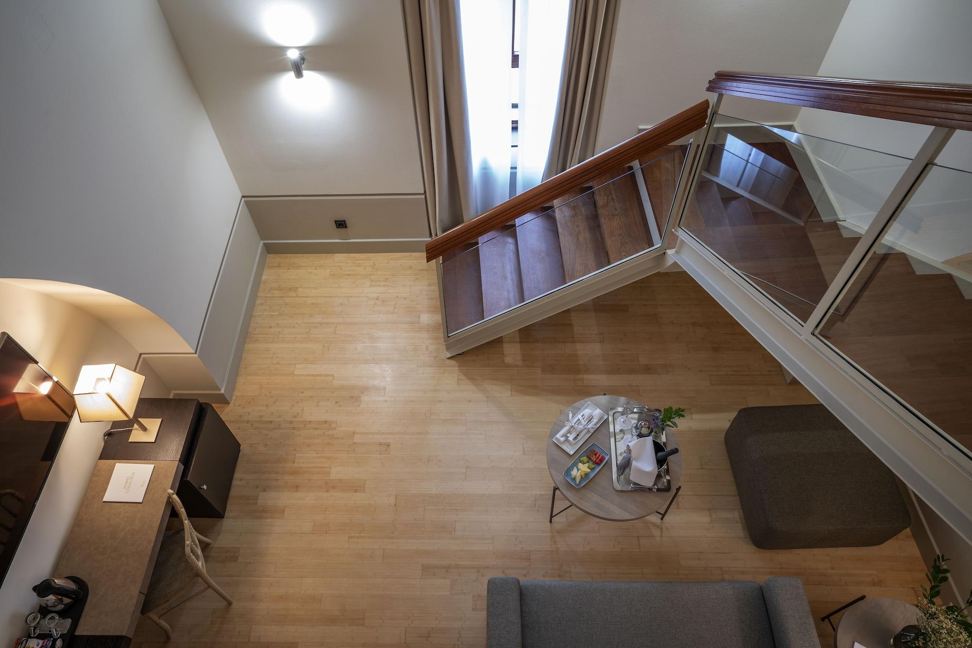 Hospes Palacio De Arenales & Spa Caces Exterior foto A staircase in a house