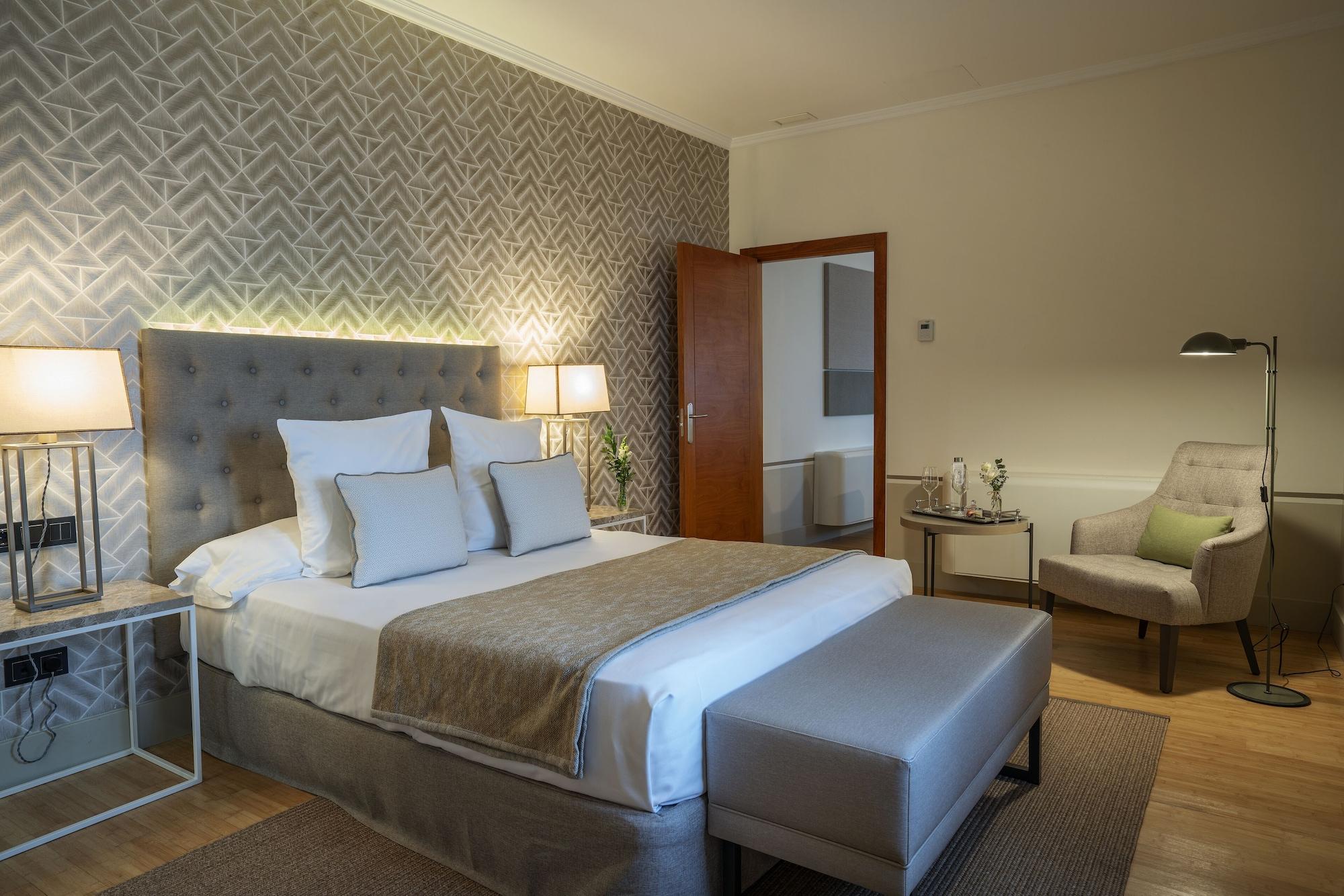 Hospes Palacio De Arenales & Spa Caces Exterior foto A bedroom at the hotel