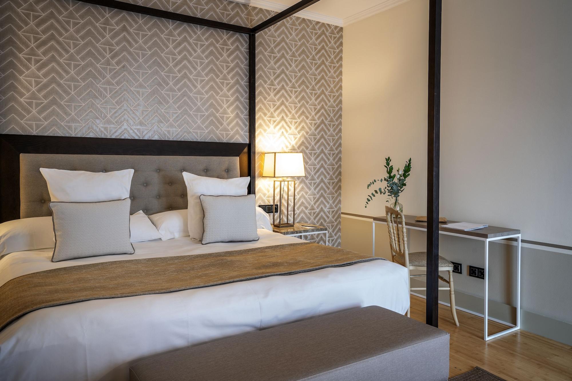 Hospes Palacio De Arenales & Spa Caces Exterior foto A room at the hotel