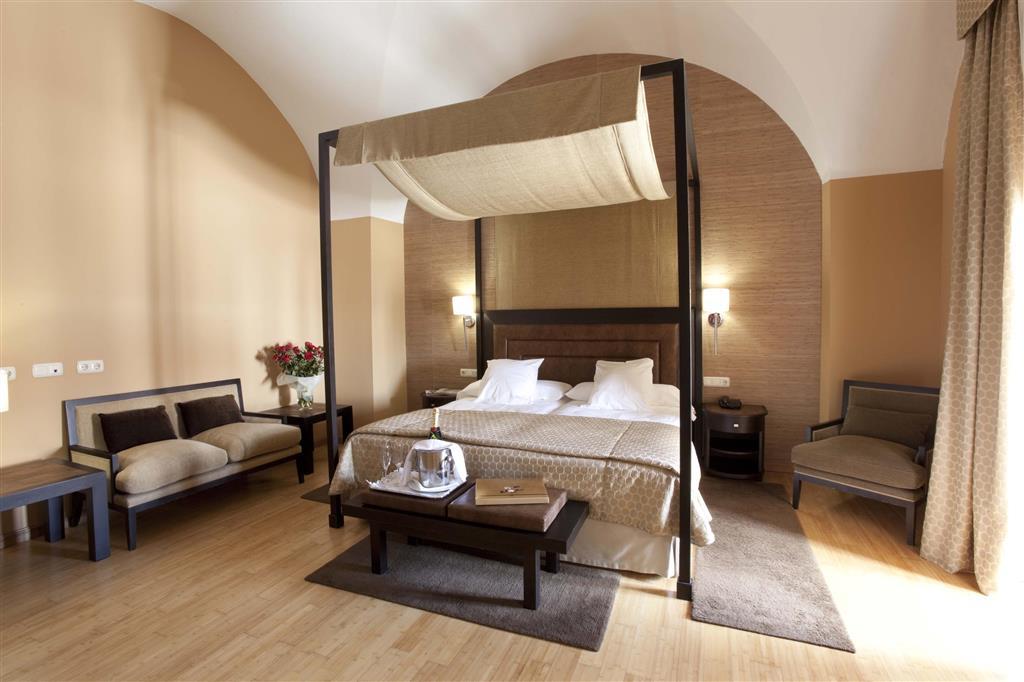 Hospes Palacio De Arenales & Spa Caces Zimmer foto A room at the hotel