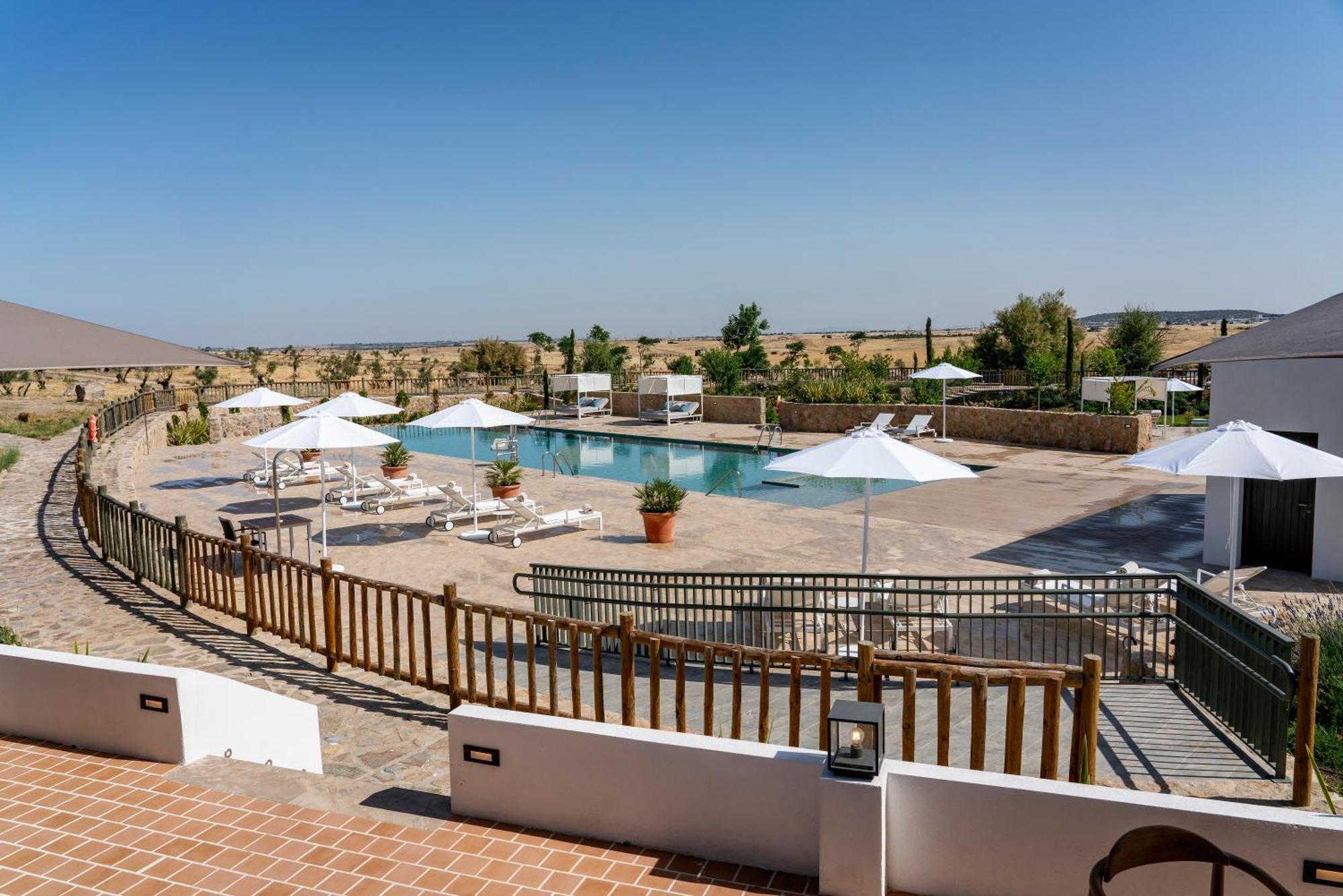Hospes Palacio De Arenales & Spa Caces Exterior foto The swimming pool at the hotel
