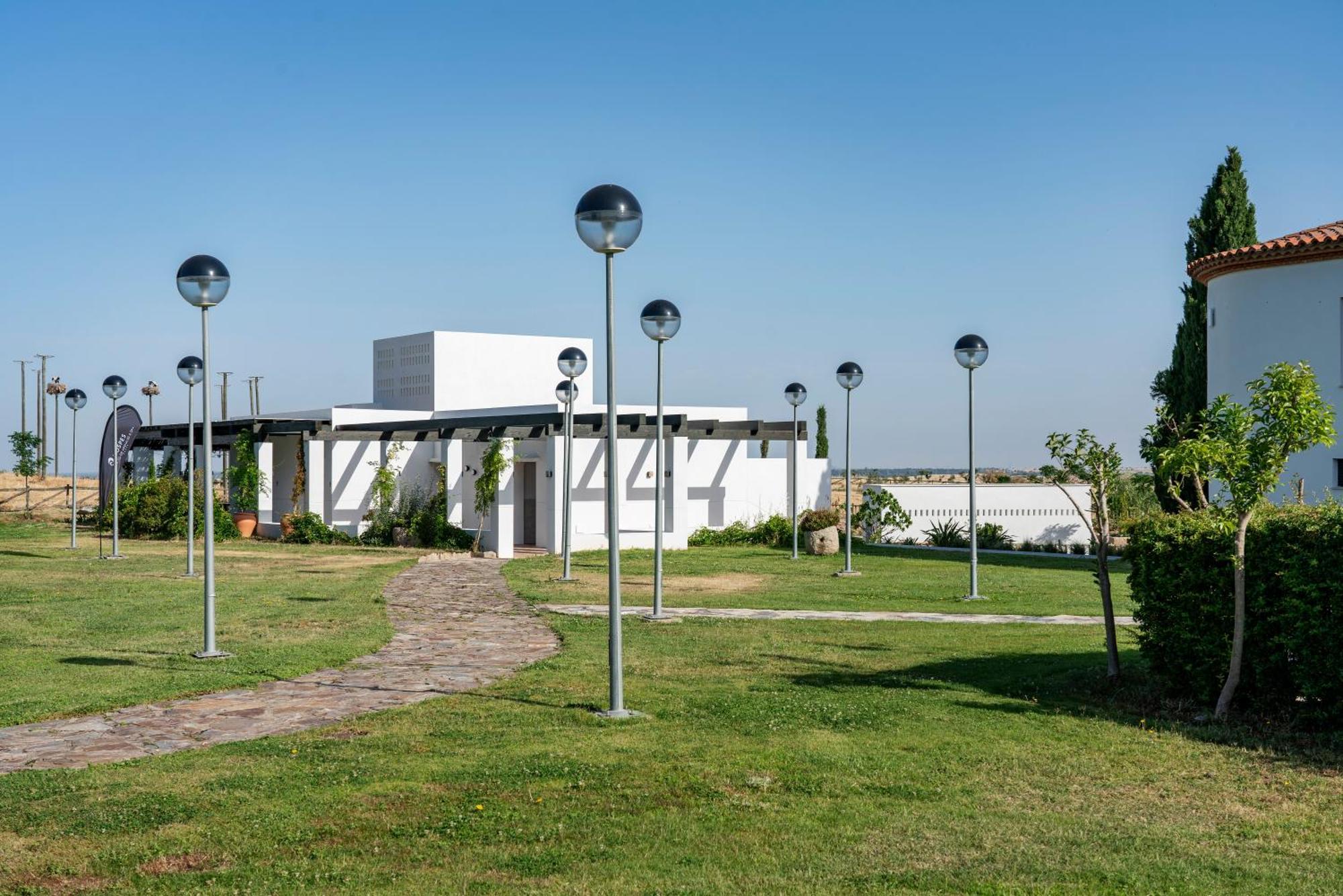 Hospes Palacio De Arenales & Spa Caces Exterior foto The new crematorium