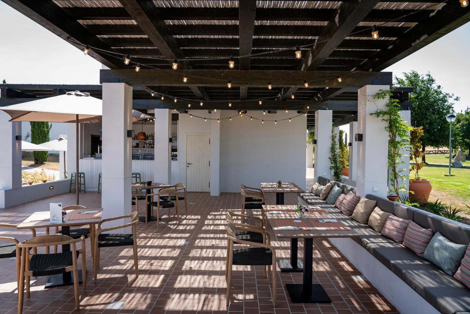 Hospes Palacio De Arenales & Spa Caces Exterior foto The restaurant at the hotel