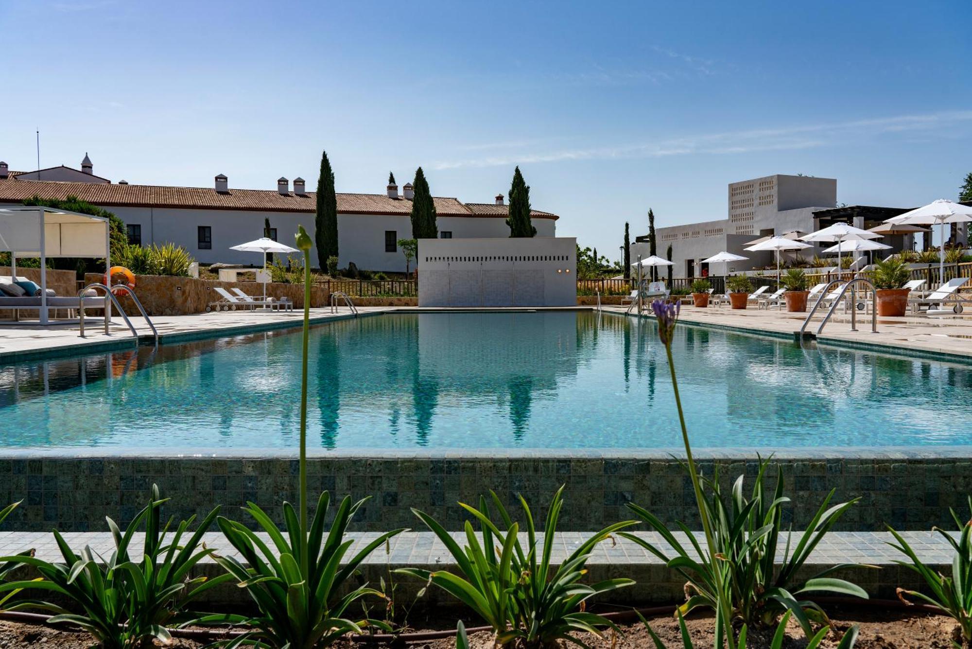 Hospes Palacio De Arenales & Spa Caces Exterior foto Hotel