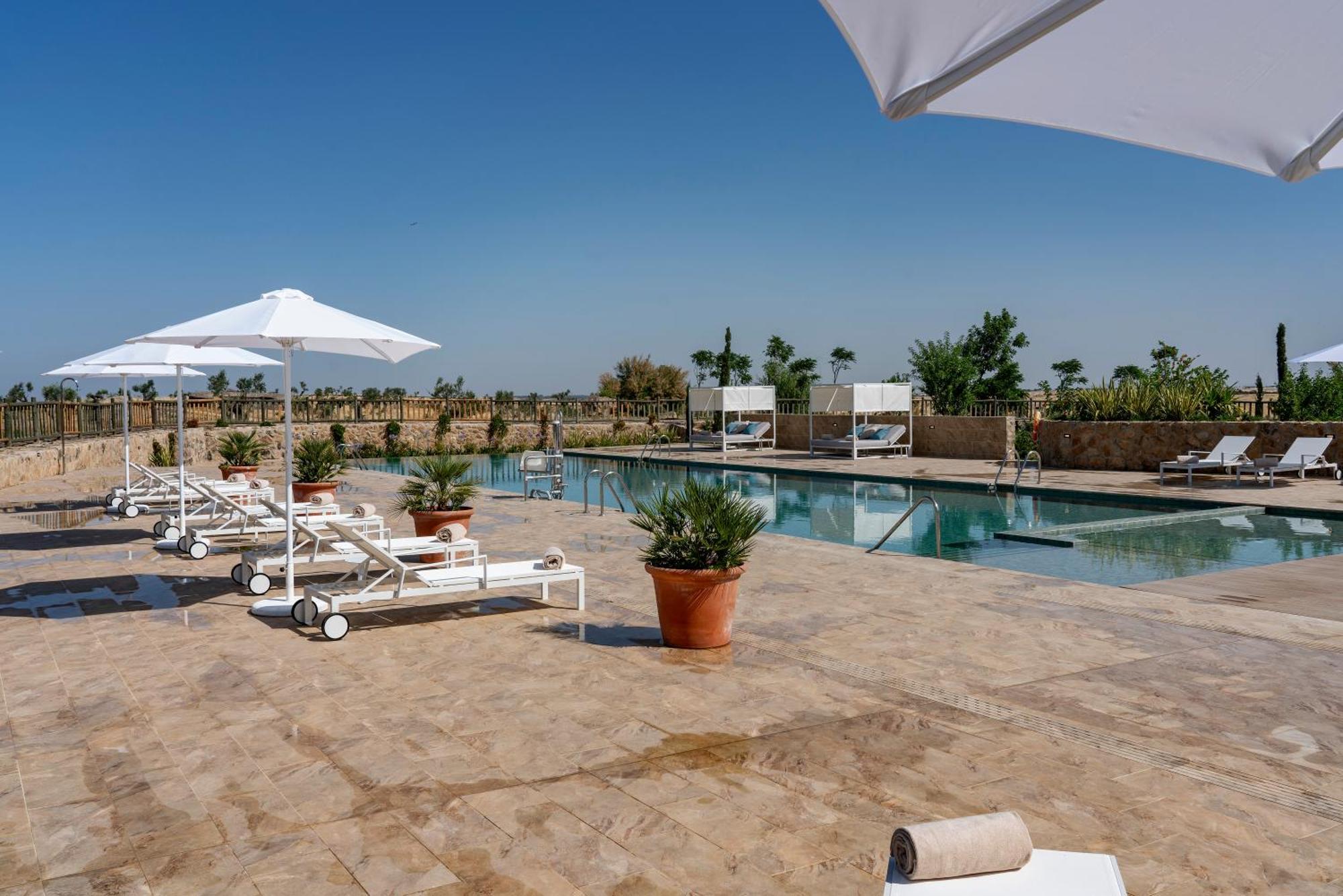 Hospes Palacio De Arenales & Spa Caces Exterior foto The pool at the hotel