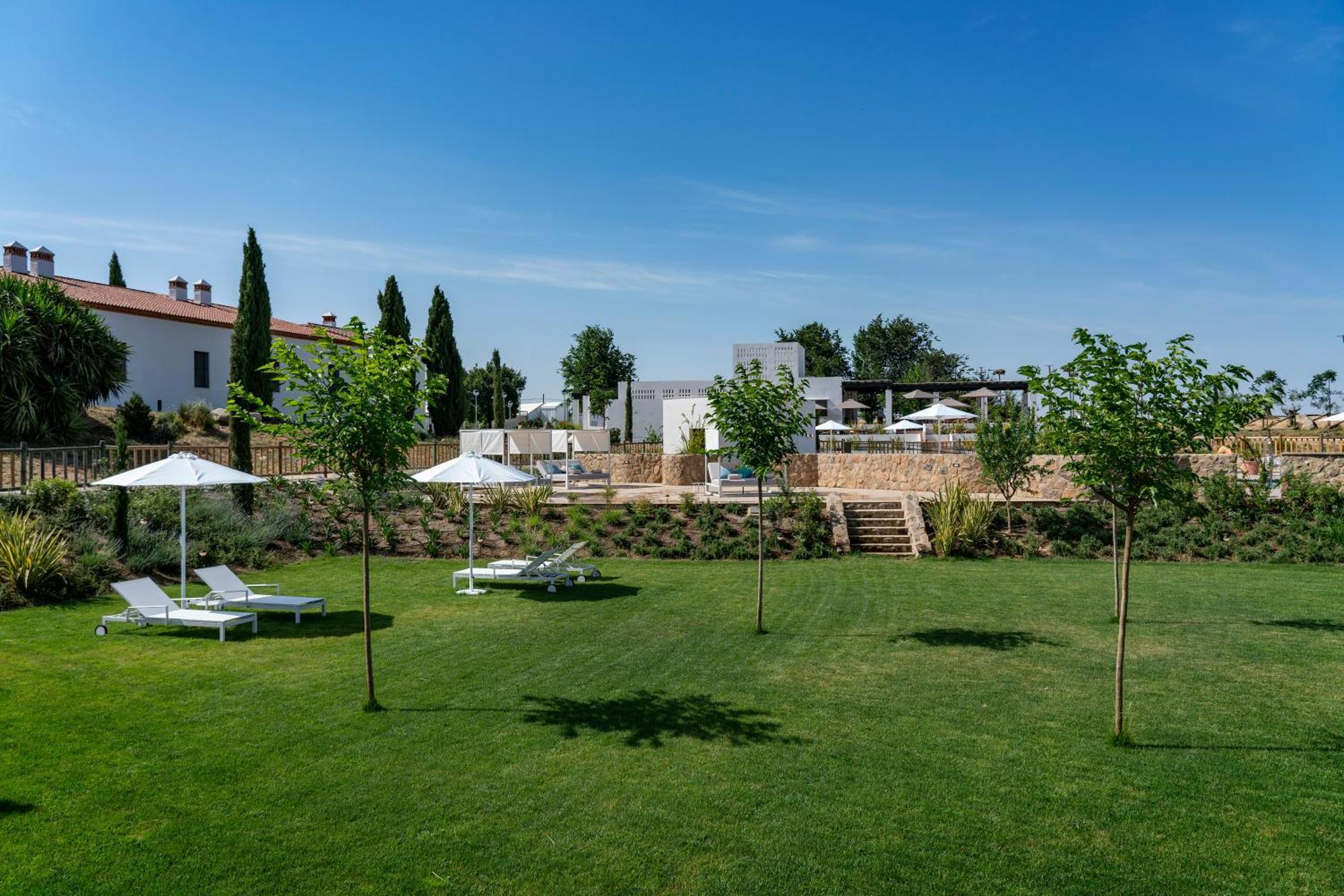 Hospes Palacio De Arenales & Spa Caces Exterior foto The hotel's gardens