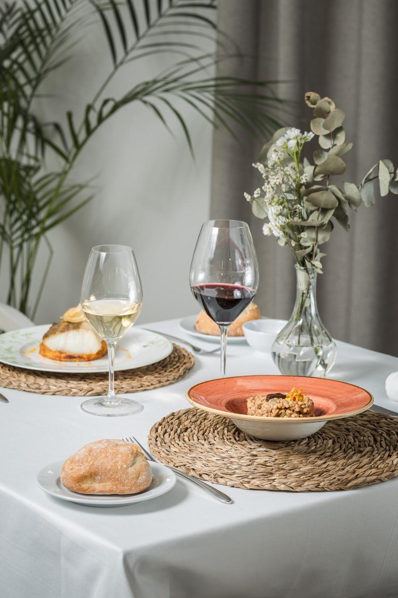 Hospes Palacio De Arenales & Spa Caces Exterior foto Wine glasses