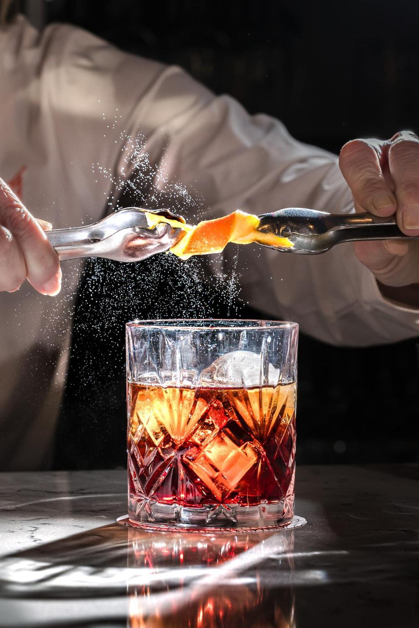 Hospes Palacio De Arenales & Spa Caces Exterior foto A bartender adding a lemon twist to a cocktail