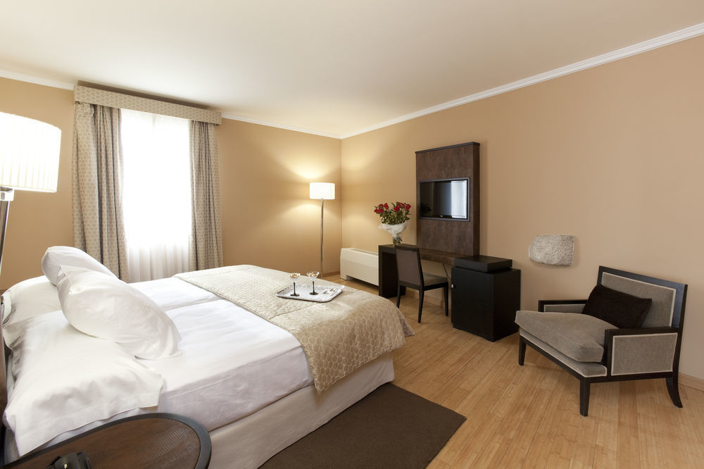 Hospes Palacio De Arenales & Spa Caces Exterior foto A room at the hotel