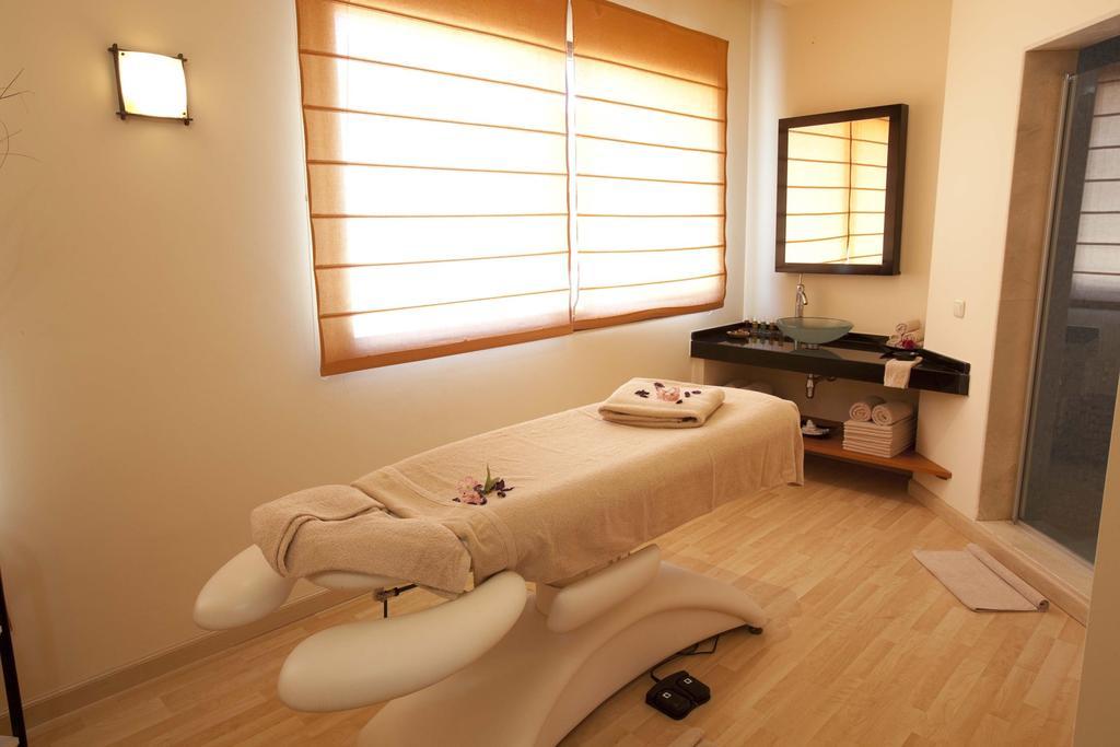 Hospes Palacio De Arenales & Spa Caces Exterior foto A massage room at a spa