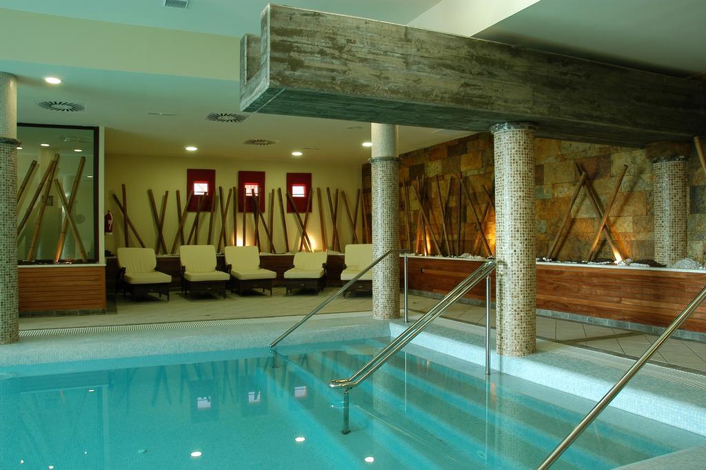 Hospes Palacio De Arenales & Spa Caces Exterior foto The spa at the Hotel Axelmannstein