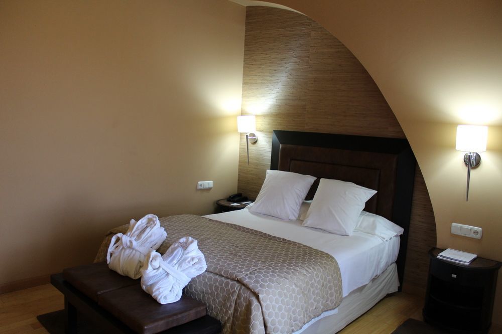 Hospes Palacio De Arenales & Spa Caces Exterior foto A room at the hotel