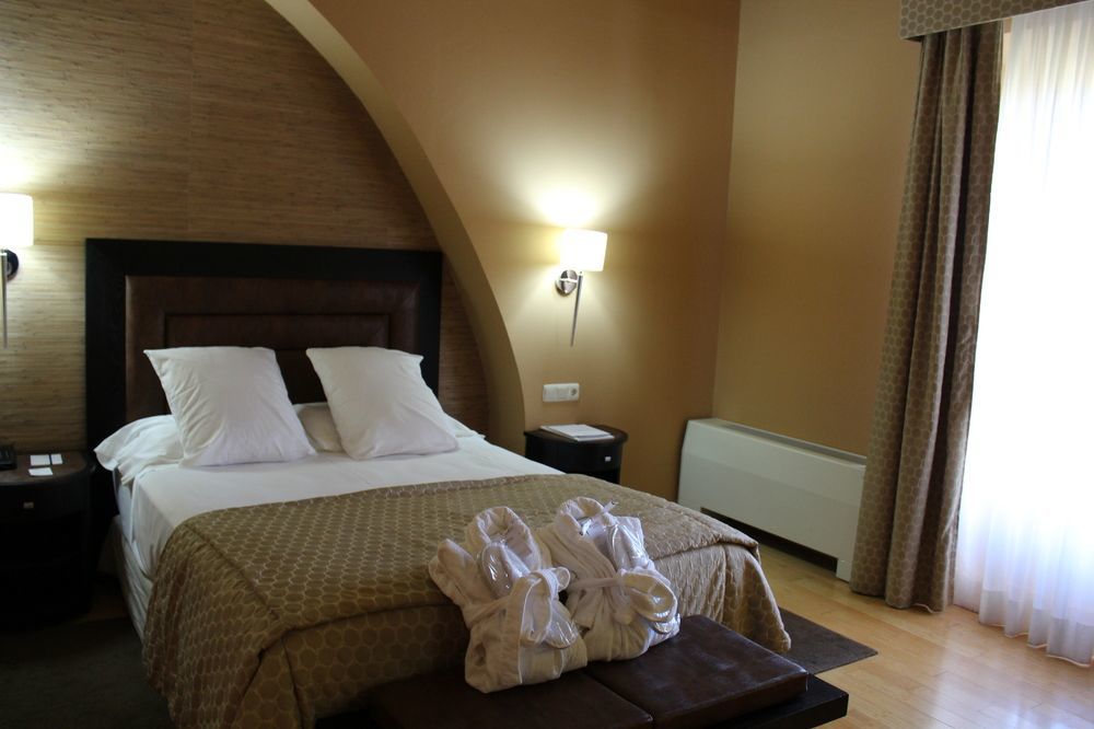 Hospes Palacio De Arenales & Spa Caces Exterior foto A room at Hotel de las Letras