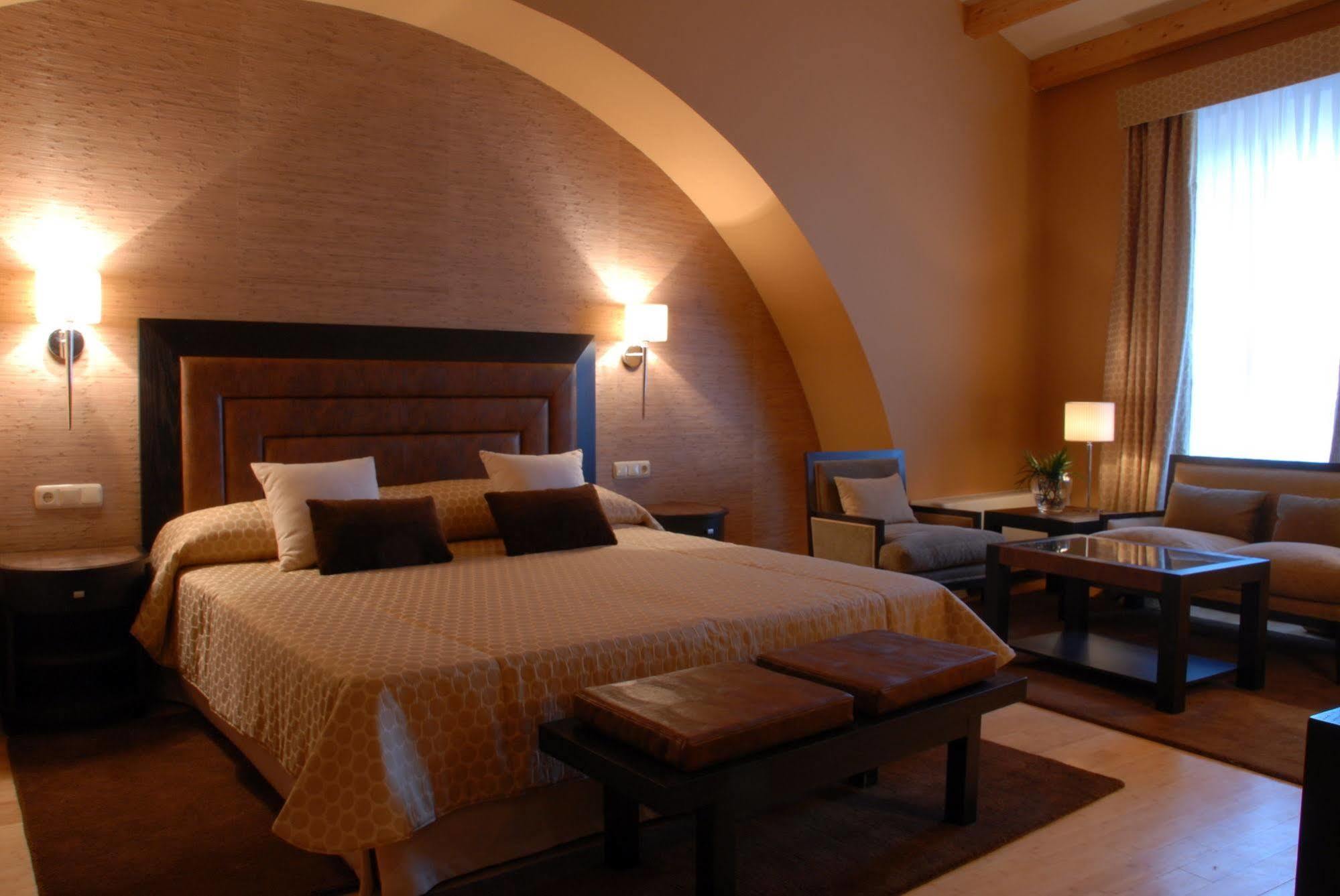 Hospes Palacio De Arenales & Spa Caces Zimmer foto A room at the hotel