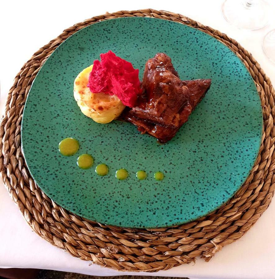Hospes Palacio De Arenales & Spa Caces Exterior foto A plate of braaied kudu