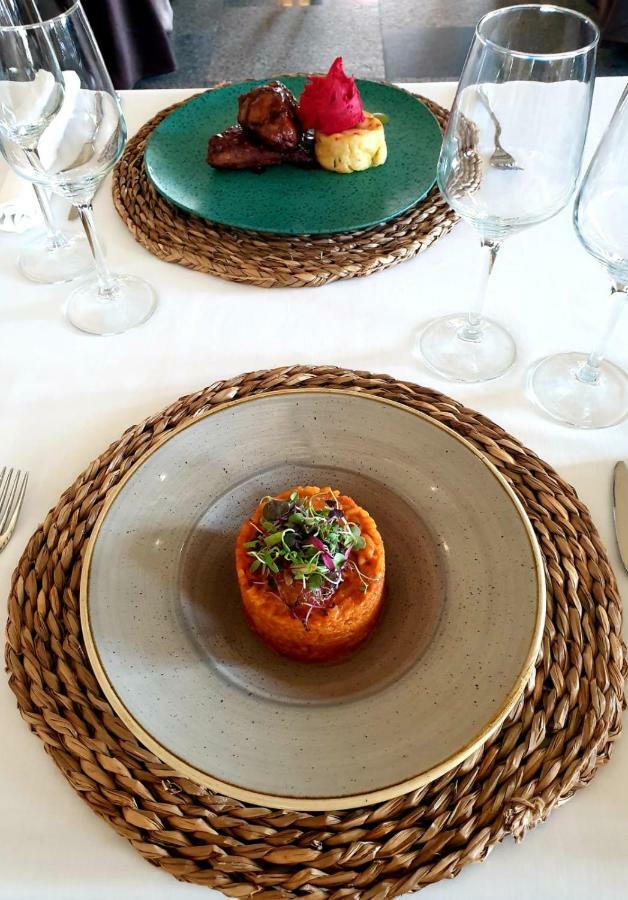 Hospes Palacio De Arenales & Spa Caces Exterior foto A plate of carrot and coriander soup