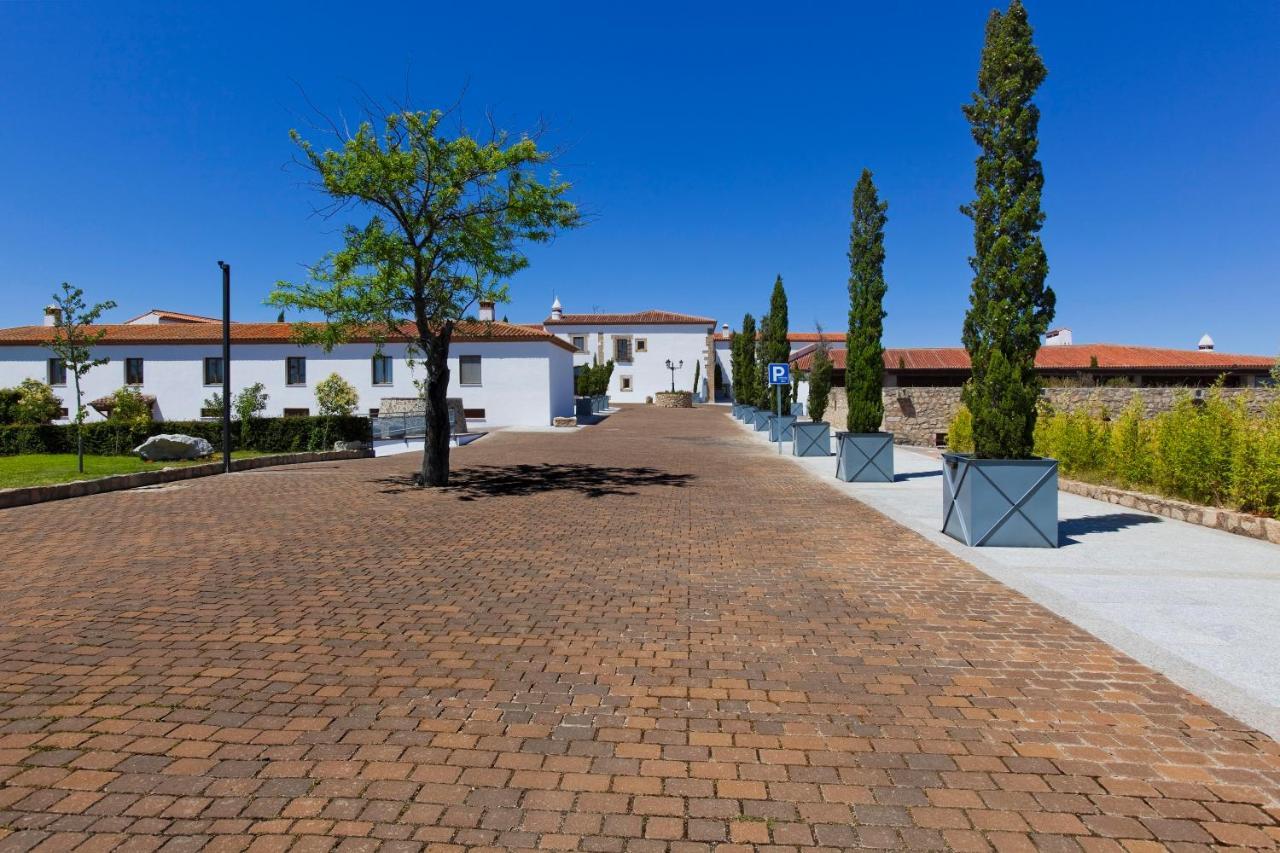 Hospes Palacio De Arenales & Spa Caces Exterior foto The main square of the complex